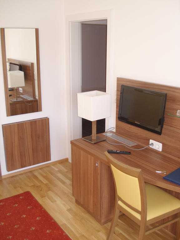 Hotel Almtalerhof Traun Quarto foto